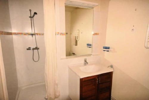 une salle de bain avec une douche, un lavabo et une baignoire dans l'établissement LE CHALET - Piscine 11 - Studio pour 4 Personnes MAE-8734, à Gourette