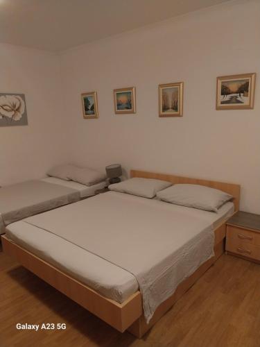 Postel nebo postele na pokoji v ubytování Apartmani Liberan Neum