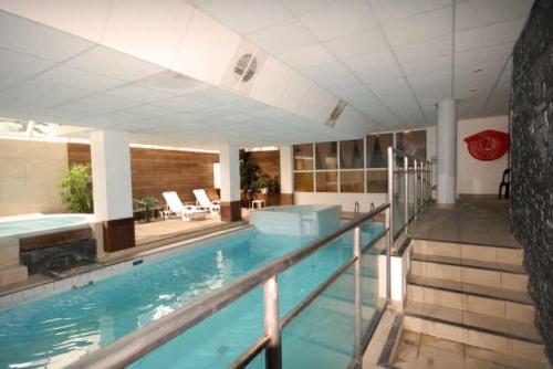 une grande piscine dans un immeuble dans l'établissement LE CHALET - Piscine 11 - Studio pour 4 Personnes MAE-8734, à Gourette