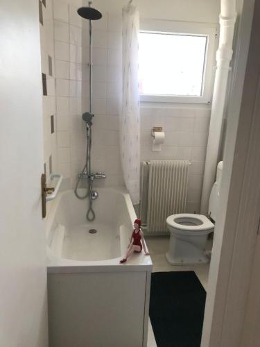 La salle de bains est pourvue d'une baignoire avec un jouet. dans l'établissement Sangatte Guest House - Studio Terrace - Seafront, à Sangatte