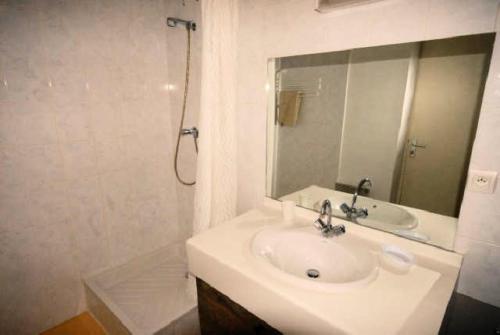 une salle de bain blanche avec un lavabo et une douche dans l'établissement LE CHALET - Piscine 6 - Studio pour 4 Personnes MAE-8754, à Gourette