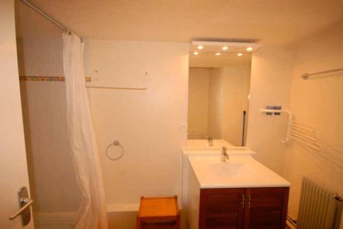 une salle de bain avec un lavabo et une douche avec un miroir dans l'établissement LE CHALET - Piscine 4 - Studio pour 4 Personnes MAE-8764, à Gourette