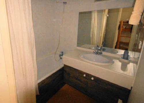 une salle de bain avec un lavabo, un miroir et une baignoire dans l'établissement LE CHALET - Piscine 15 - Studio pour 4 Personnes MAE-8794, à Gourette