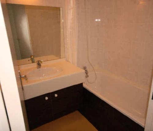 une salle de bain avec un lavabo, un miroir et une baignoire dans l'établissement LE CHALET - Piscine 7 - 2 Pièces pour 6 Personnes MAE-8834, à Gourette
