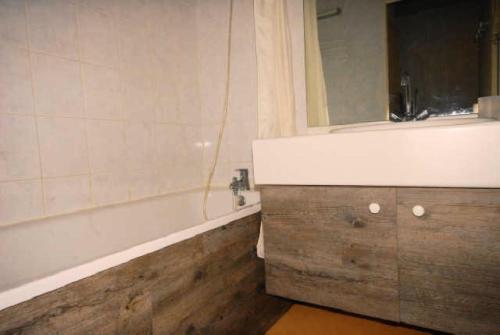 une salle de bain avec un lavabo, une baignoire et un miroir dans l'établissement LE CHALET - Piscine 9 - Studio pour 6 Personnes MAE-8844, à Gourette