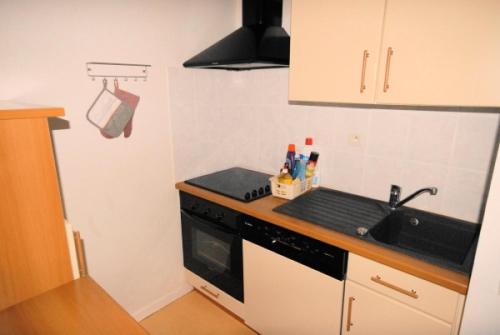 une cuisine avec un évier et une cuisinière four supérieur dans l'établissement LE CHALET - Piscine 9 - Studio pour 6 Personnes MAE-8844, à Gourette