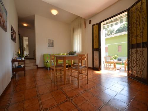 リニャーノ・サッビアドーロにあるVilla Missanaのテーブルと椅子、ダイニングルームが備わります。