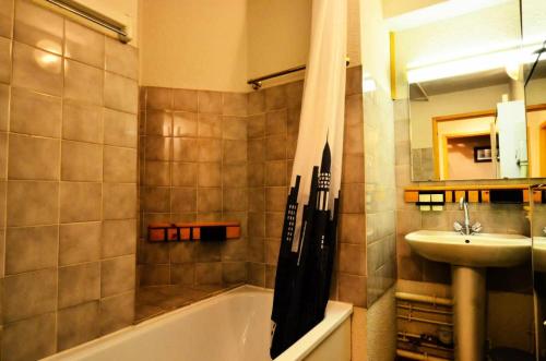une salle de bain avec un lavabo et une baignoire et un lavabo dans l'établissement Résidence LE TETRAS LYRE - 2 Pièces pour 5 Personnes MAE-9494, à Aime La Plagne