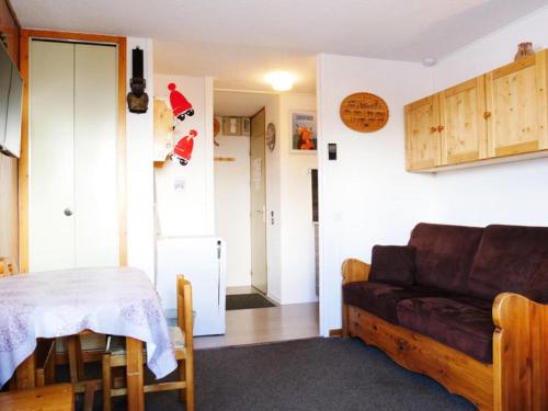 un salon avec un canapé et une table dans l'établissement Résidence LA PORTE DE MONTCHAVIN - Studio pour 3 Personnes MAE-9904, à Aime La Plagne