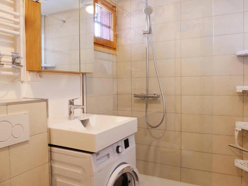 une salle de bain avec une machine à laver et un lavabo dans l'établissement Résidence LA PORTE DE MONTCHAVIN - Studio pour 3 Personnes MAE-9904, à Aime La Plagne