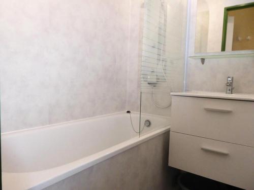 une salle de bain blanche avec une baignoire et un lavabo dans l'établissement Résidence LE DE 3 - Studio pour 4 Personnes MAE-9784, à Aime La Plagne
