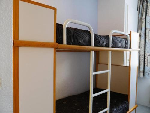 - 2 lits superposés dans une chambre avec un miroir dans l'établissement Résidence LE DE 3 - Studio pour 4 Personnes MAE-9784, à Aime La Plagne