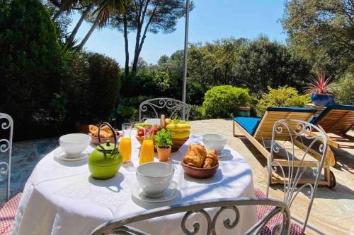 une table avec une assiette de nourriture dessus dans l'établissement Villa provençale atypique à 5 m à pied de la plage, à Saint-Raphaël