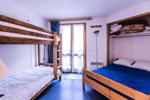 une chambre avec deux lits superposés et une fenêtre dans l'établissement Résidence LE TETRAS LYRE - 2 Pièces pour 6 Personnes MAE-0134, à Aime La Plagne