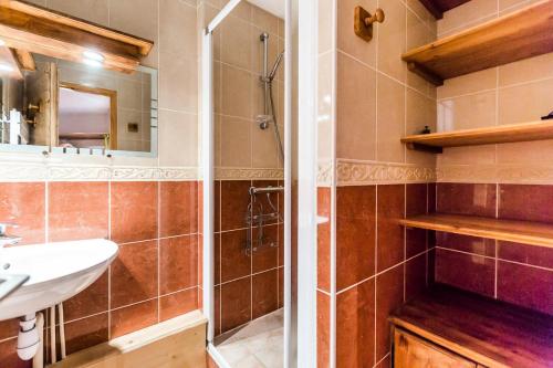 une salle de bain avec un lavabo et une douche dans l'établissement Résidence LE TETRAS LYRE - 2 Pièces pour 6 Personnes MAE-0134, à Aime La Plagne