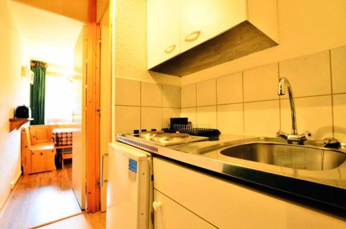 une cuisine avec un évier et un plan de travail dans l'établissement Résidence LES PENTES - Studio pour 2 Personnes MAE-9704, à Aime La Plagne