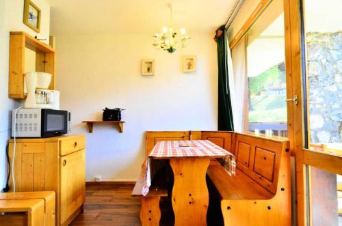 - une table en bois dans une chambre avec fenêtre dans l'établissement Résidence LES PENTES - Studio pour 2 Personnes MAE-9704, à Aime La Plagne