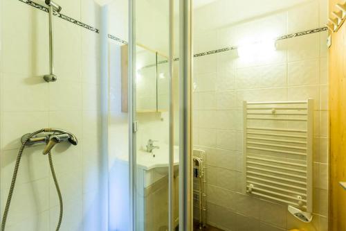 une salle de bain avec douche et lavabo dans l'établissement Résidence LES COTES - Studio pour 4 Personnes MAE-6724, à Aime La Plagne