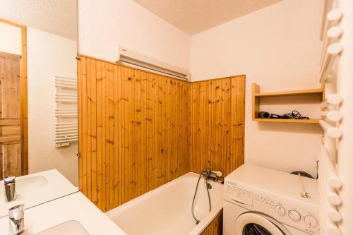 une salle de bain avec un lavabo et une machine à laver dans l'établissement Résidence LA ROCHETTE - 2 Pièces pour 5 Personnes MAE-1404, à Aime La Plagne