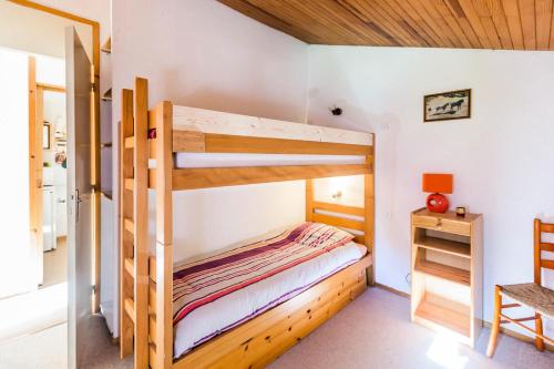 une chambre avec deux lits superposés et un bureau dans l'établissement Résidence LA ROCHETTE - 2 Pièces pour 5 Personnes MAE-1404, à Aime La Plagne