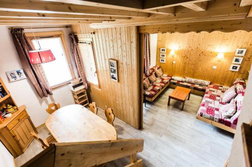 un salon avec une table et un canapé dans l'établissement Résidence LES AVRIERES HAUT - 2 Pièces pour 6 Personnes MAE-6284, à Aime La Plagne
