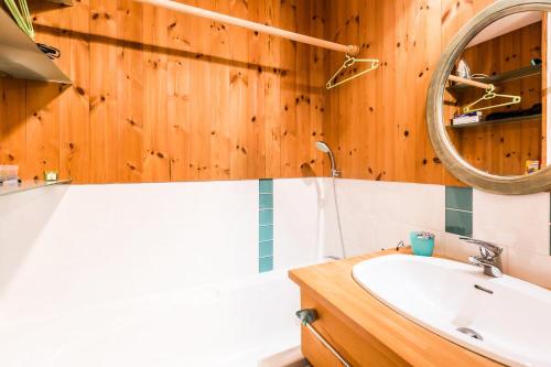 une salle de bain avec un lavabo et un miroir dans l'établissement Résidence LES AVRIERES HAUT - 2 Pièces pour 6 Personnes MAE-6284, à Aime La Plagne