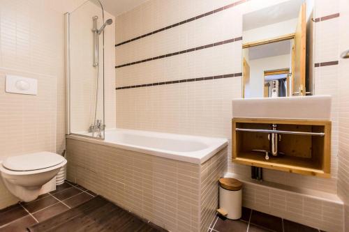 une salle de bain avec une baignoire, des toilettes et un lavabo dans l'établissement Résidence LES 3 GLACIERS - 4 Pièces pour 8 Personnes MAE-0074, à Aime La Plagne