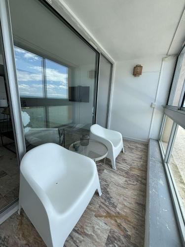 Cette chambre dispose d'un mobilier blanc et d'une grande fenêtre. dans l'établissement Estança Revirada, au Grau-dʼAgde