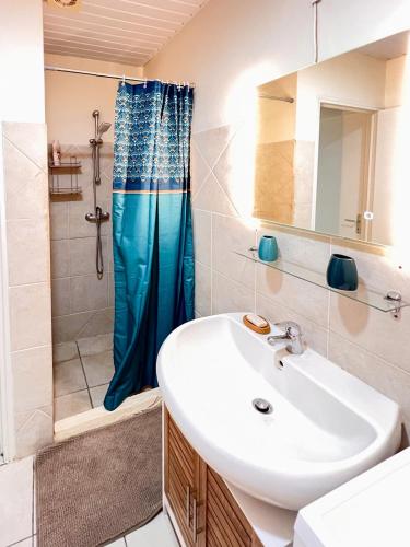 a bathroom with a sink and a shower at Casa François - Terrasse vue mer & clim in Le Carbet