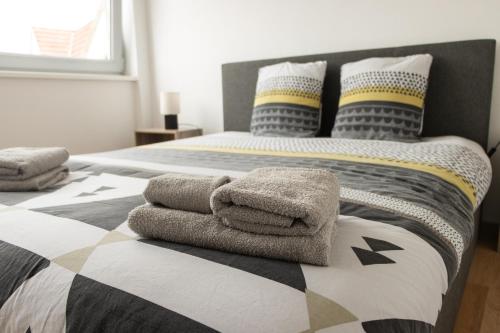 une chambre avec un lit avec des serviettes dessus dans l'établissement Appartement Rénové 10 minutes à Pied du Coeur de Colmar, à Colmar