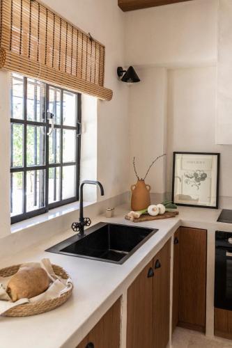 Кухня или мини-кухня в Bozonos Slow Living Villa - Seaside Simplicity
