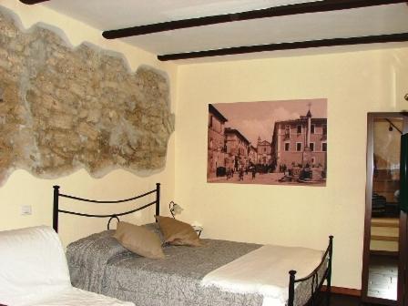 1 dormitorio con 1 cama y una foto en la pared en B&B La Cupella, en Monterotondo