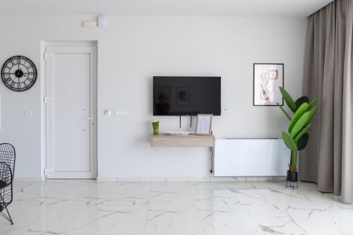 Televisyen dan/atau pusat hiburan di Nalu Luxury Suites Adults Only