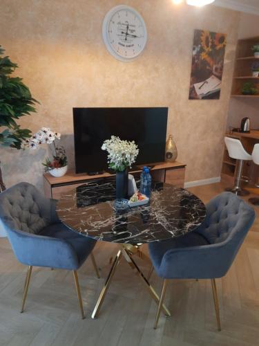 Μια τηλεόραση ή/και κέντρο ψυχαγωγίας στο Apartament Tatarska Róża