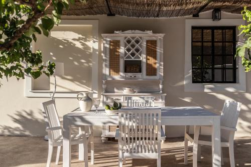 Патио или другая зона на открытом воздухе в Bozonos Slow Living Villa - Seaside Simplicity