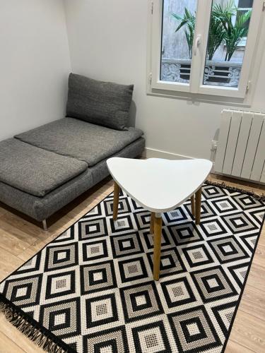 un salon avec un canapé et une table dans l'établissement Chez Julie, à Fontainebleau