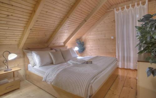 Un dormitorio con una cama en una cabaña de madera. en API komora Zlatibor, en Zlatibor