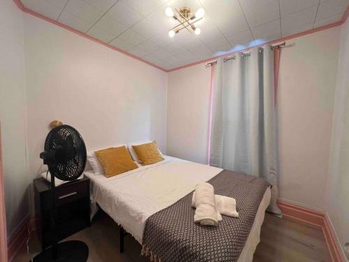 Ένα ή περισσότερα κρεβάτια σε δωμάτιο στο The Pink house walking distance to the Falls