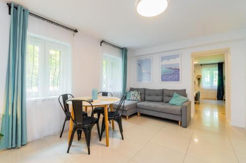 Apartament w Sopocie w przyziemiu by Grand Apartments