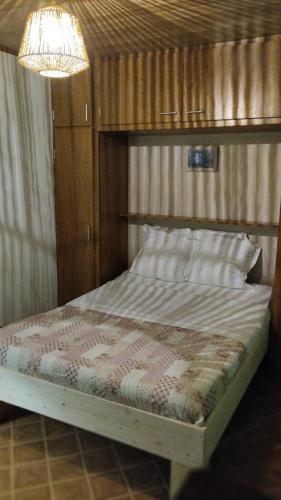 un lit dans une chambre avec un lit à baldaquin avec un lit carré dans l'établissement Maison de village, à Horbourg-Wihr