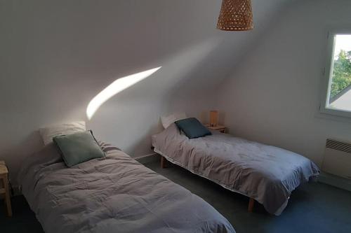 une chambre avec deux lits et une fenêtre dans l'établissement Park Kermael Fouesnant CAP COZ, à Fouesnant