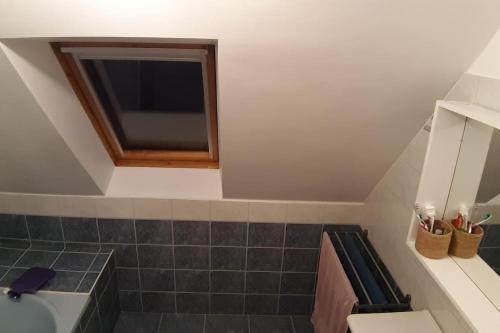 une salle de bain avec un lavabo, des toilettes et un miroir dans l'établissement Park Kermael Fouesnant CAP COZ, à Fouesnant