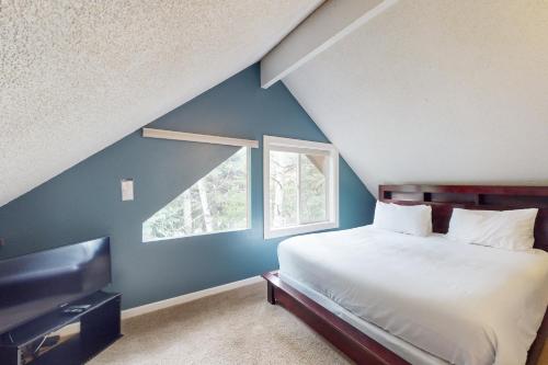 un dormitorio con una cama y una ventana en Mountainside, en Vail