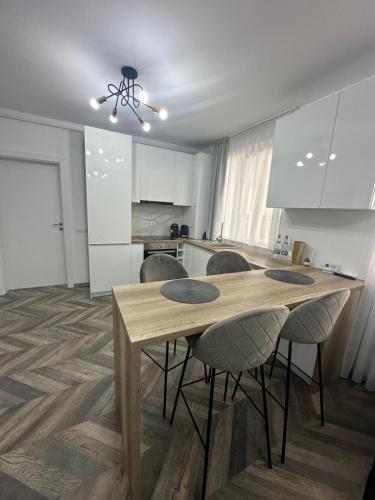 a kitchen with a table and chairs in a room at Vivo Residence II in Baia Mare