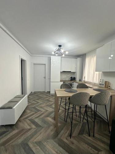 a living room with a table and chairs and a kitchen at Vivo Residence II in Baia Mare