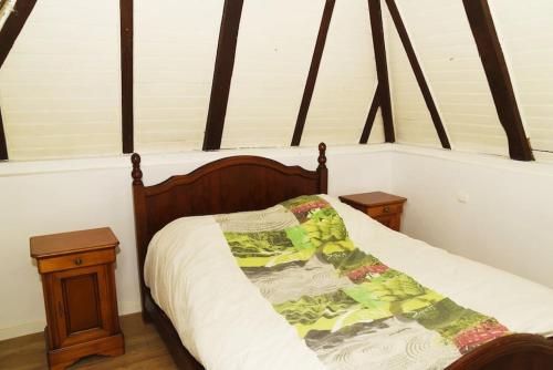 une chambre avec un lit avec une couette dessus dans l'établissement Demeure périgourdine en pleine nature, à Veyrines-de-Vergt