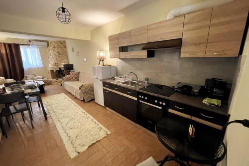 Η κουζίνα ή μικρή κουζίνα στο Angela's Apartment near Airport-Expo-Sea