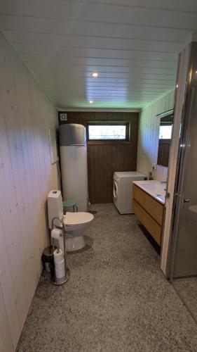 a bathroom with a toilet and a sink and a tub at Weistad in Heidal