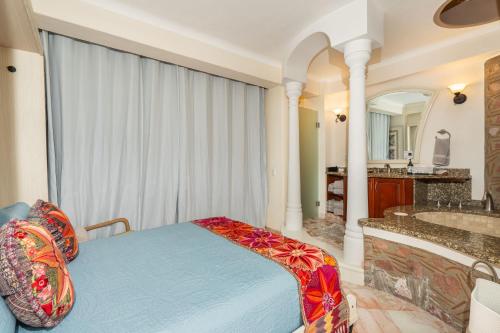 a bedroom with a bed and a bathroom at Ocean Front, With Pool, 6 People, Quinta del Mar PH502 in Bucerías
