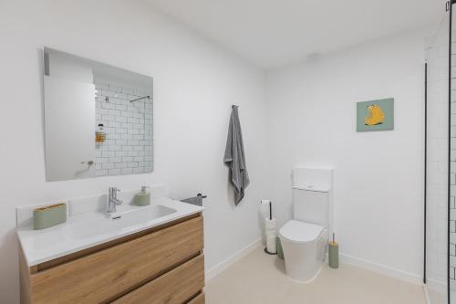 a bathroom with a sink and a toilet at Amplio Apartamento Cerca Centro Histórico y Turia 5pax 2 Bath in Valencia